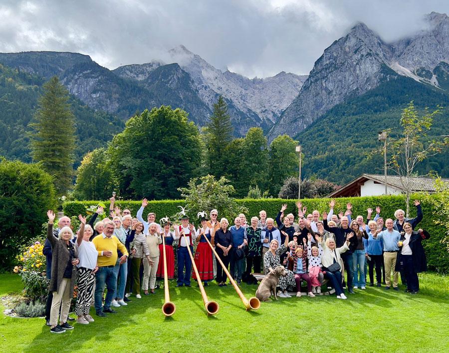 Jumelage-Teilnehmer vor Waxensteinen und Alpspitze
